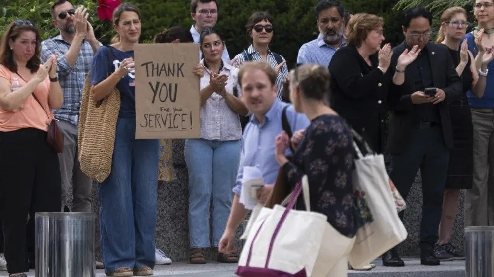 Recorte histórico en EE.UU.: aplausos, abrazos y lágrimas en el adiós a 1.300 empleados públicos
